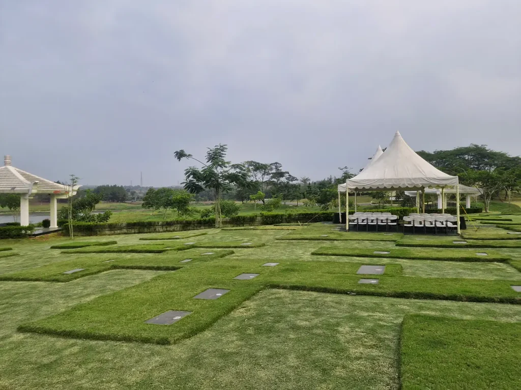 Single Burial di area Cherry Blossom Garden San Diego Hills, makam menempel tanpa jarak dengan rumput hijau dan paviliun putih di tepi danau