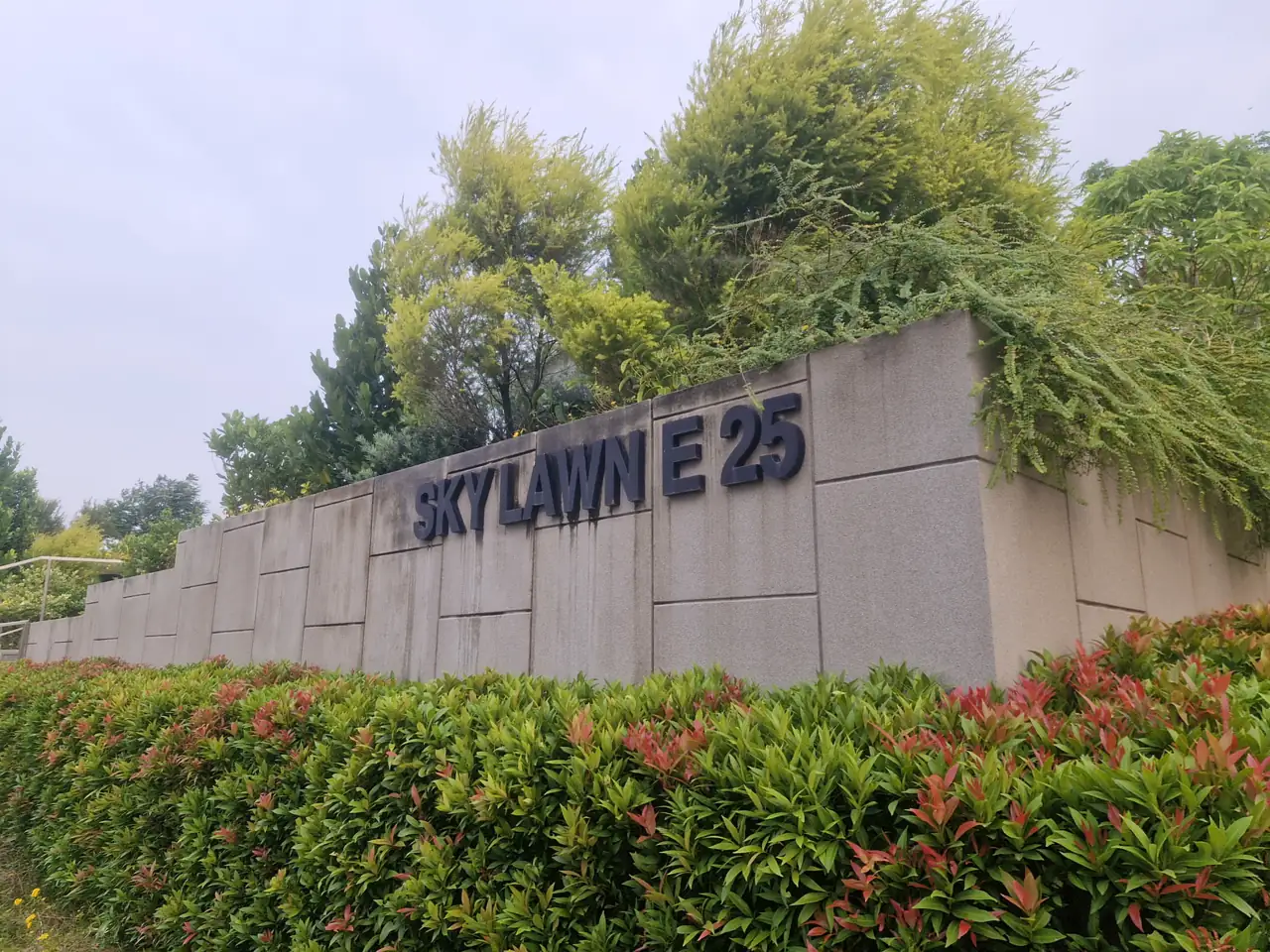 Dinding nama Sky Lawn E25, salah satu Peak Estate di San Diego Hills