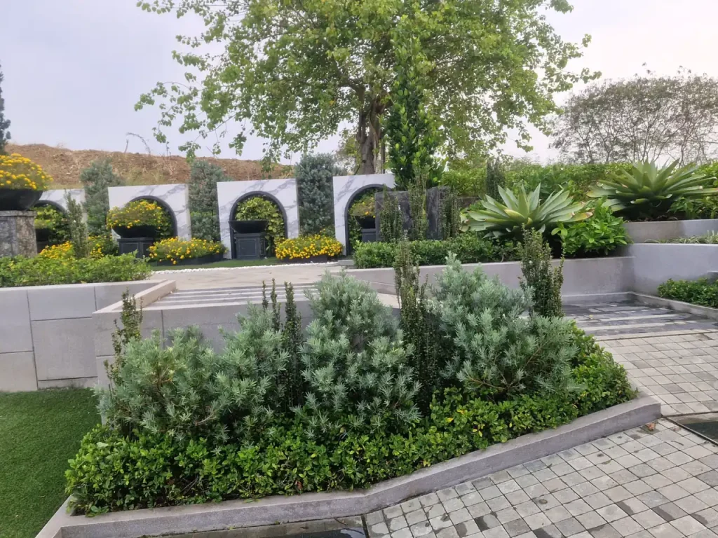 Taman makam keluarga Peak Estate di Sky Lawn San Diego Hills dengan gerbang lengkung dan tanaman hias