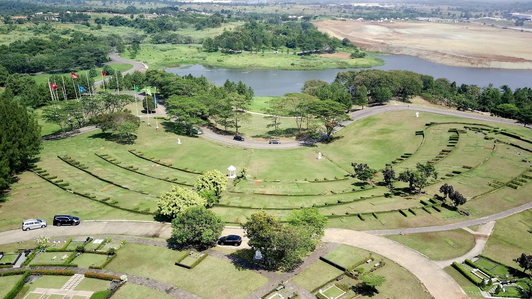 Taman makam San Diego Hills yang luas dan terawat dengan danau di kejauhan, dirawat pengelola tanpa iuran bulanan