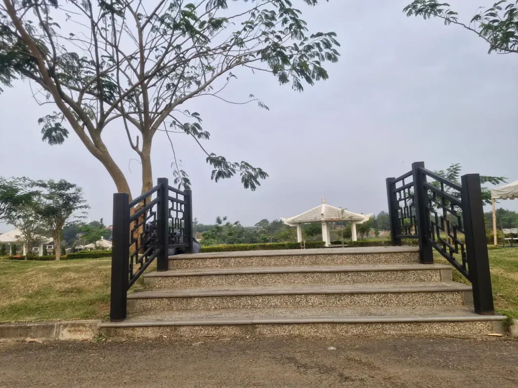 Tangga dengan pagar besi menuju area makam San Diego Hills