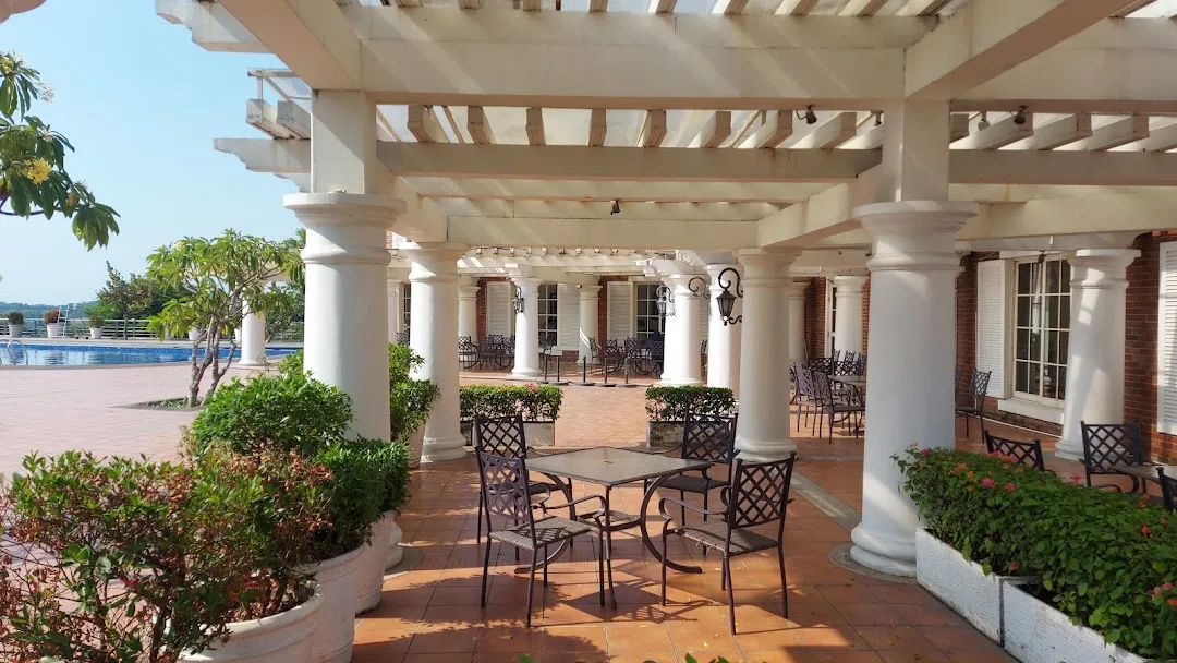 Teras Restoran La Collina di San Diego Hills, fasilitas untuk keluarga yang datang berziarah