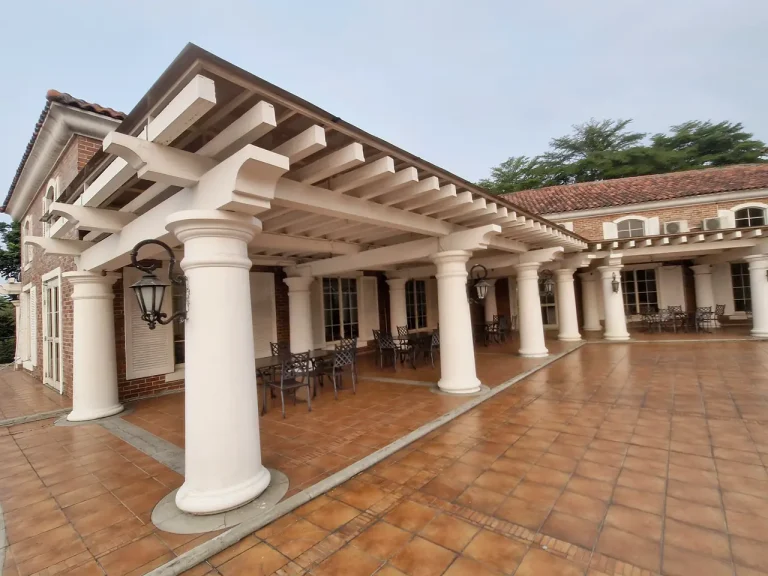 Teras Restoran La Collina San Diego Hills dengan pilar putih menghadap kolam renang