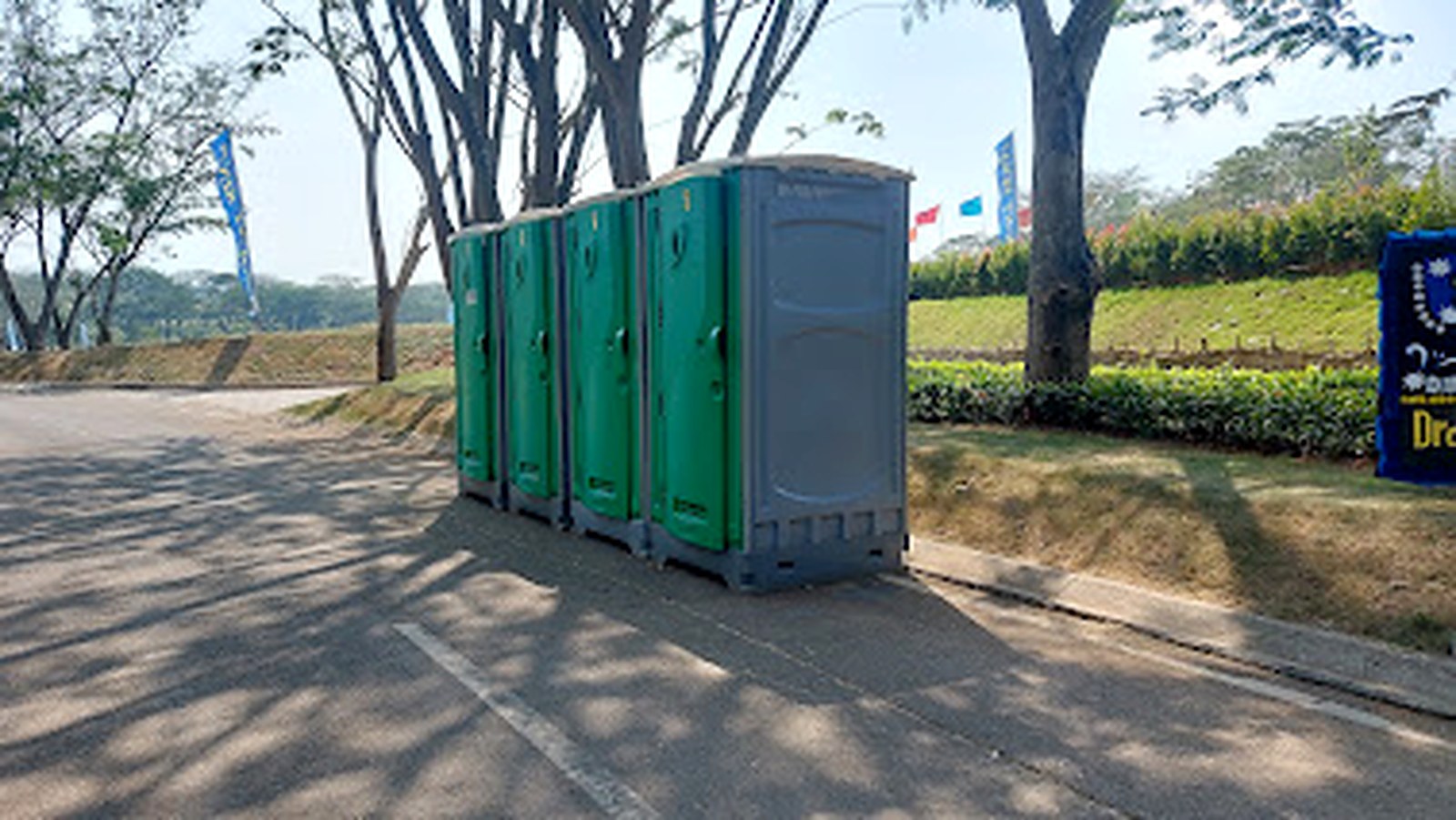 Toilet portabel yang disediakan untuk keluarga di San Diego Hills