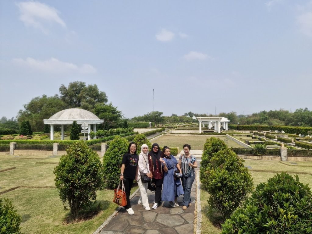 Rombongan keluarga berziarah ke San Diego Hills, berjalan di jalur taman yang asri dengan gazebo putih